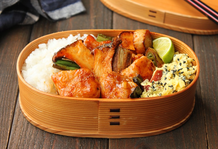 秋がギュッ！簡単「きのこ焼鳥丼」「さつまいものレンジサラダ」2品弁当