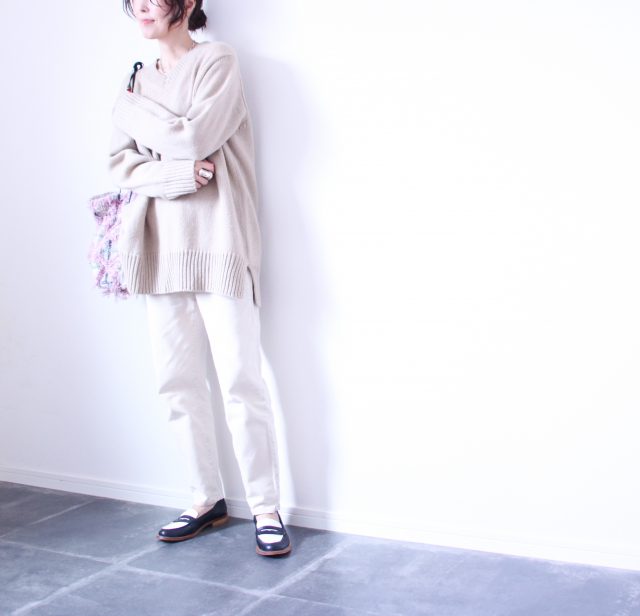 「ZARA」のベージュ系ジーンズ