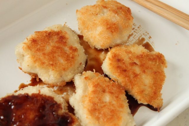 油を切って、ソースをからめる