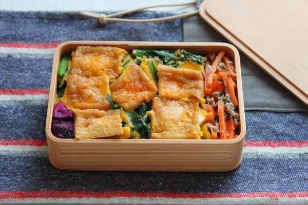 汁気をダブルブロック!簡単「油揚げの卵とじ丼」「にんじんとツナのレンジ炒め」2品弁当