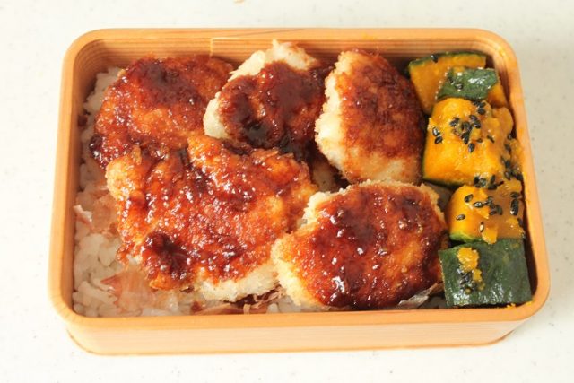 副菜を詰める