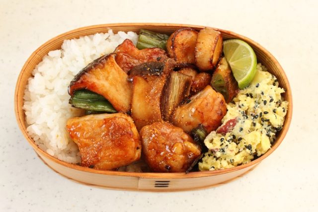 「きのこ入り焼き鶏丼」「さつまいものレンジサラダ」2品弁当の詰め方