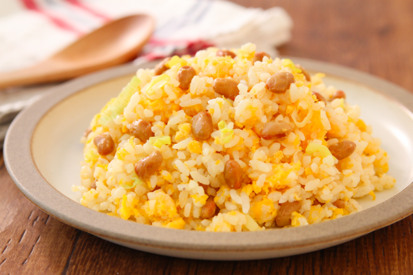 火を使わずレンジだけで簡単！「納豆チャーハン」