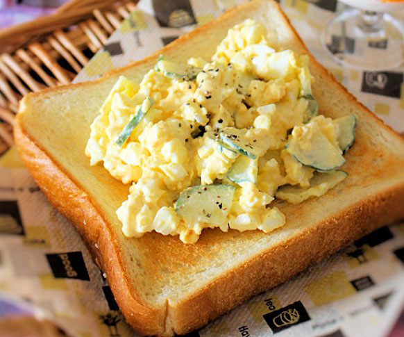 きゅうりを入れるだけで新食感！「のせるたまごサンド」