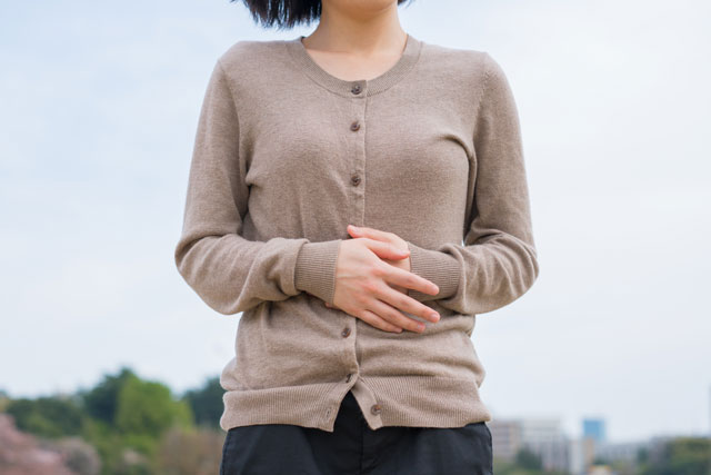 お腹をさする女性