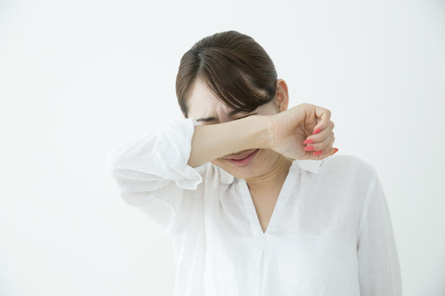 泣く女性
