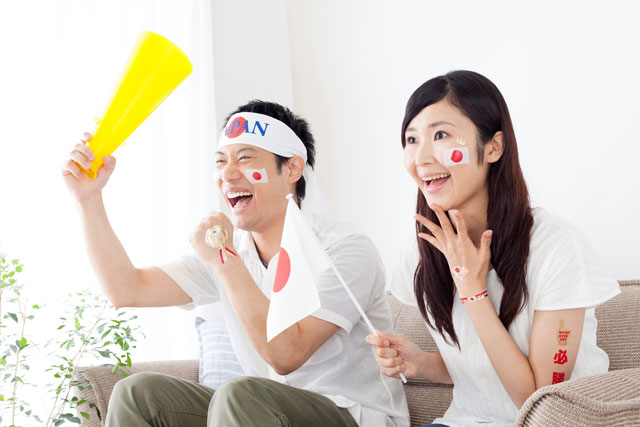 スポーツ鑑賞中のカップル