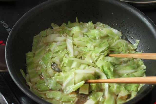 キャベツのフライパン蒸し