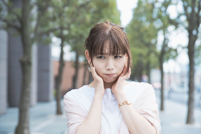 不安な顔をする女性