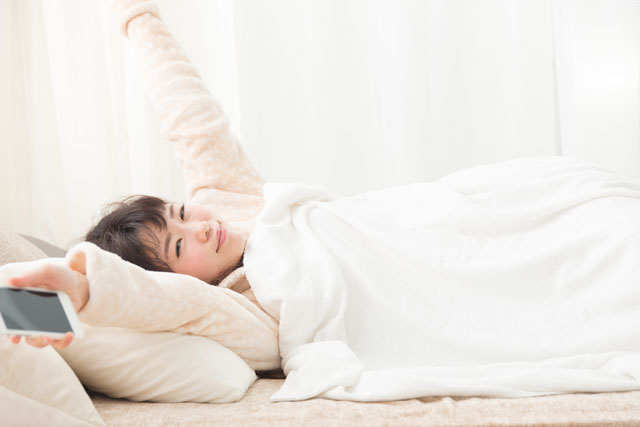 寝起きの女性