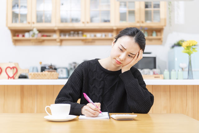 悩む女性