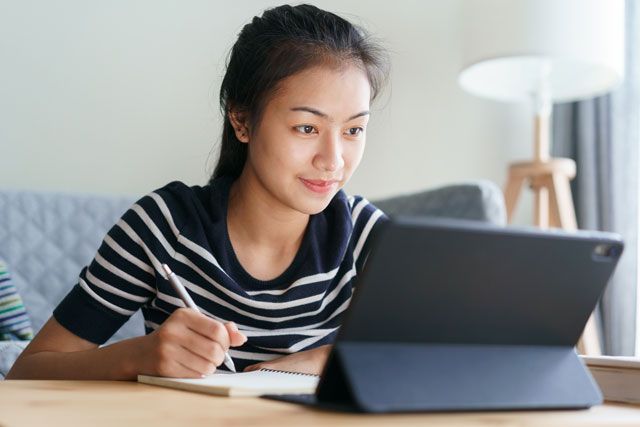 朝勉強する女性