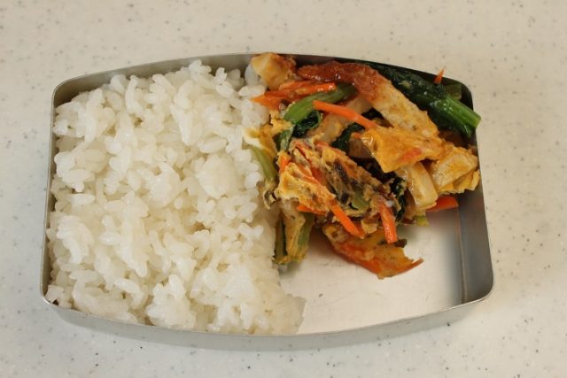 「塩サバの竜田揚げ」「レンジ卵炒め」2品弁当詰め方プロセス