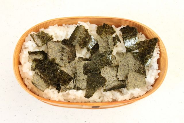 「揚げ卵」「牛ごぼう」の詰め方プロセス