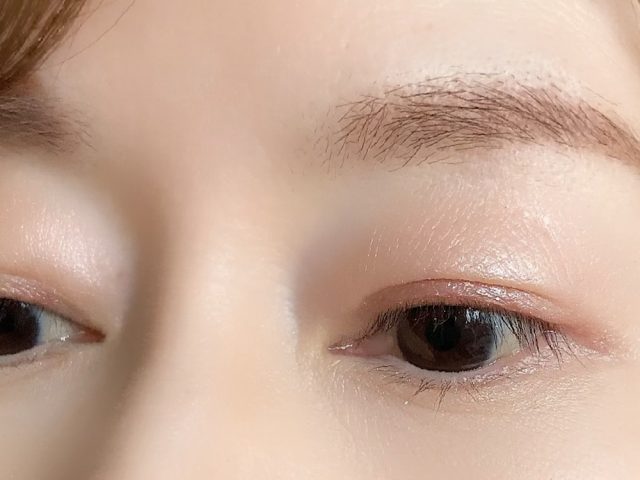 アイシャドウを塗った美しい目元