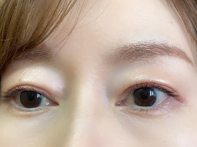 アイシャドウを塗った美しい目元