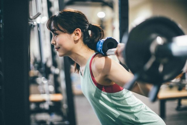 ウエイトトレーニング中の女性