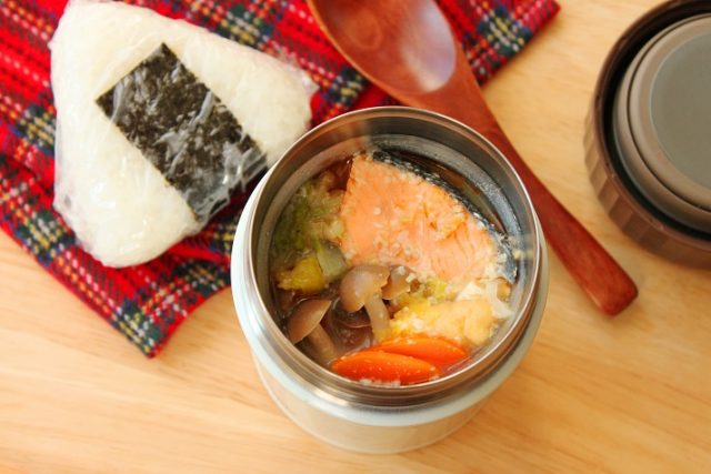 「スープジャーで石狩鍋」「ラップおにぎり」2品弁当