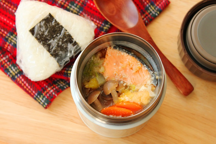 体がぽっかぽか！簡単「スープジャー石狩鍋」「ラップおにぎり」2品弁当
