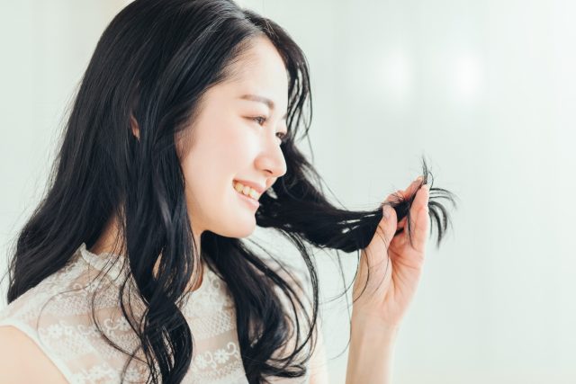 毛先をチェックする女性