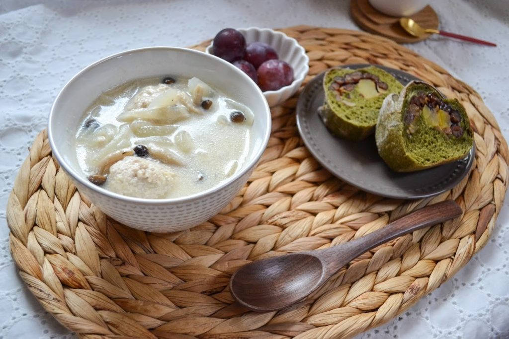 しめじと生姜たっぷり鶏団子の豆乳スープ