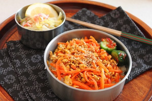 たっぷり食べたいお手軽美味弁当!「にんじんとツナのしりしり丼」