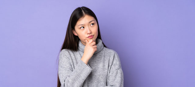 疑問に思う女性