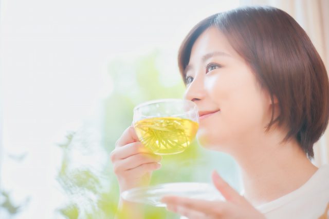 ハーブティを飲む女性