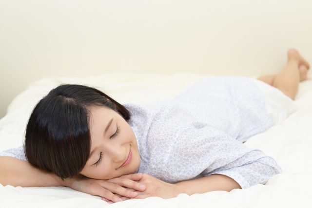 眠る女性