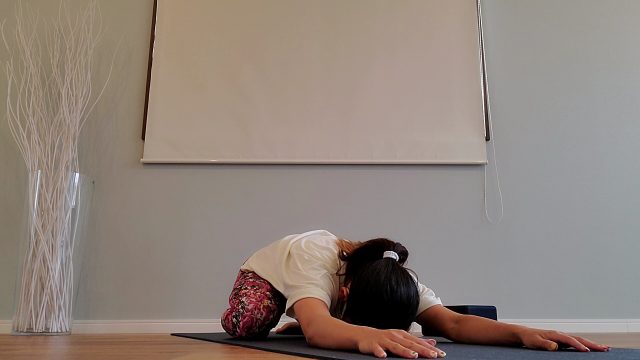 チャイルドポーズ