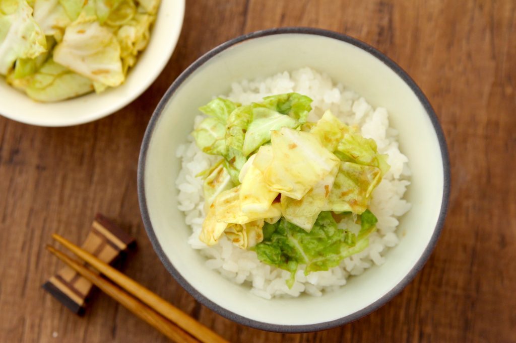 ご飯がすすむ作り置き!袋に入れてふるだけで簡単「パリパリキャベツ」