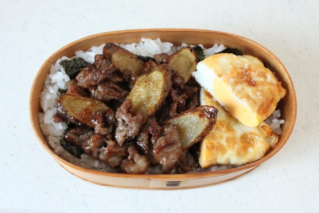 「揚げ卵」「牛ごぼう」の詰め方プロセス