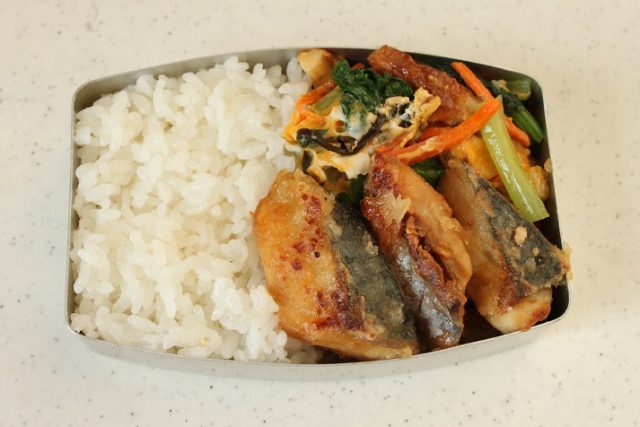 「塩サバの竜田揚げ」「レンジ卵炒め」2品弁当詰め方プロセス
