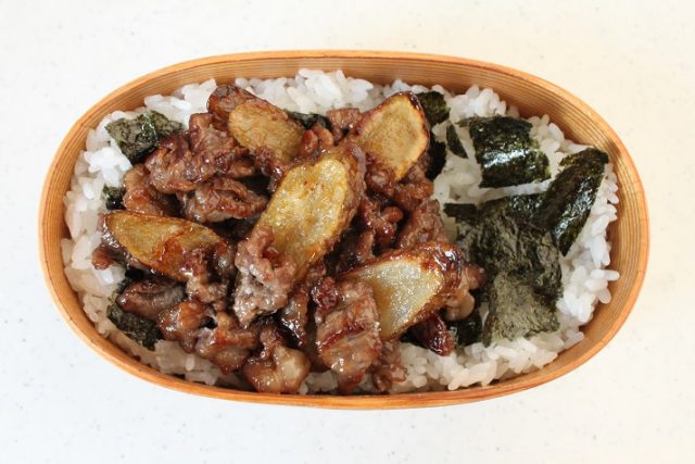 「揚げ卵」「牛ごぼう」の詰め方プロセス