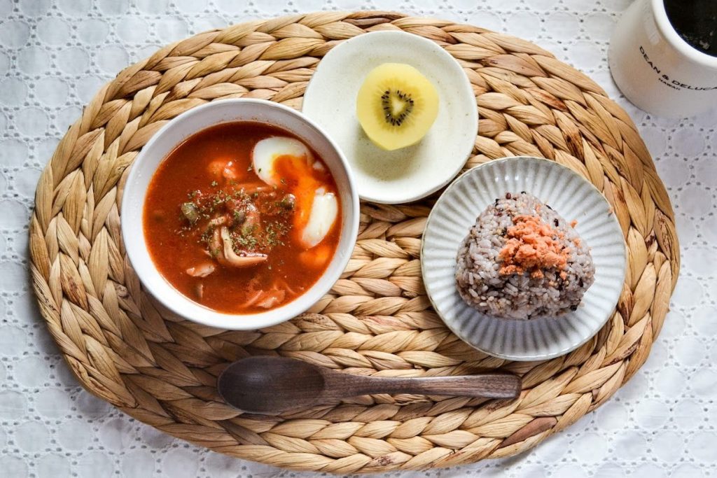 「鶏だんごと温泉卵の塩麹トマトスープ」