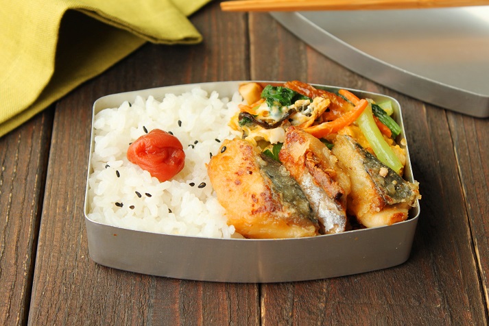 実は楽ちん！「塩サバの竜田揚げ」「野菜のレンジ卵とじ」2品弁当