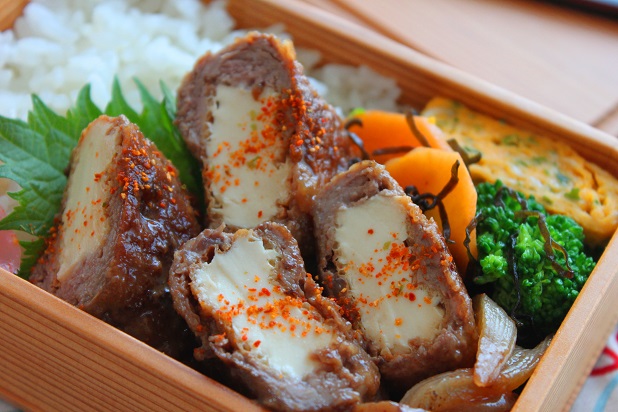 牛こまで簡単ボリューミー！「厚揚げの肉巻き」のお弁当