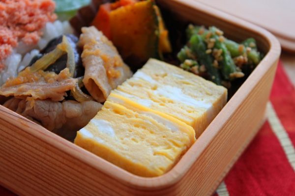 焦がさずふんわり仕上げるコツって?「甘い卵焼き」のお弁当
