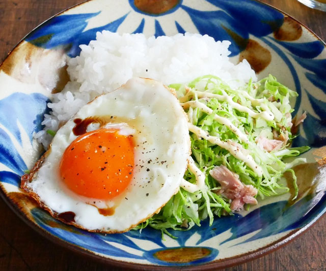 市販品を使えば包丁いらず！簡単「千切りキャベツ丼」