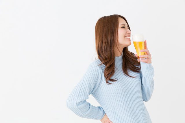 ビールを飲む女性