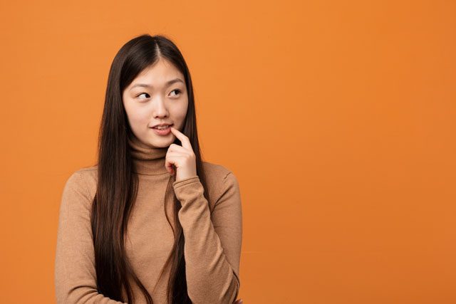 考える女性