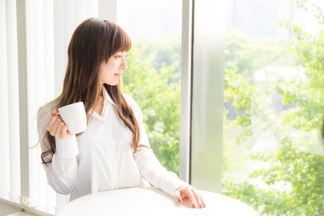 休憩する女性