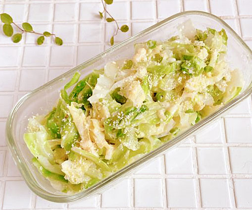 朝食にもおつまみにも！絶品「キャベツのチーズソテー」の作り置き