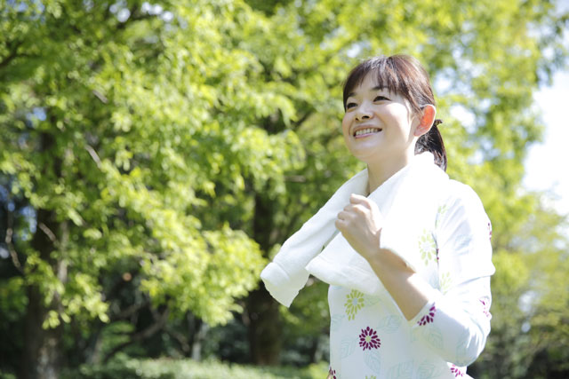歩く女性