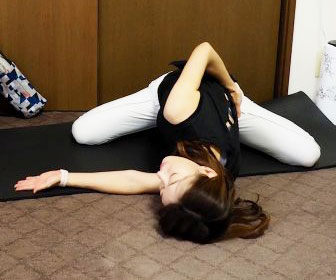 振り向きにくい…と感じたら！「首」「肩甲骨」をほぐす朝ストレッチ