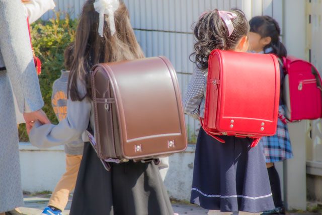 ランドセルを背負った小学生