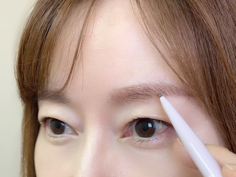 コツは1つだけ！簡単に今っぽい顔になれる「平行眉」の描き方♪