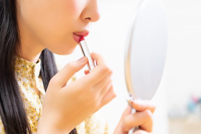 メイクする女性