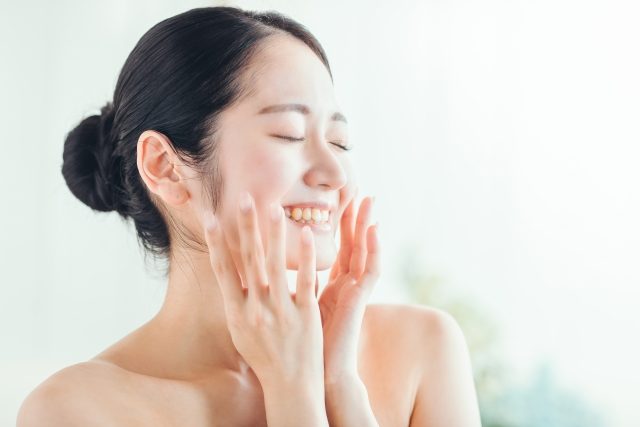スキンケア中の女性