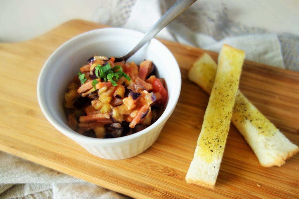 レンジで3分！朝のトーストにのせたい「簡単なすトマトソース」